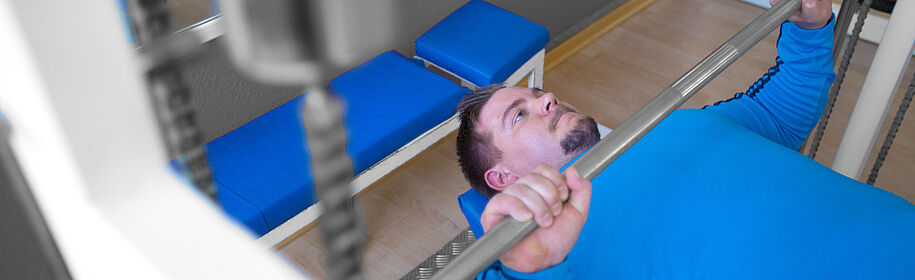 Paziente con paraplegia paralisi in seguito a frattura scomposta tra la vertebra toracica (TH12) e la vertebra lombare (L1) durante allenamento della forza sollevamento sulla panca sollevamento pesi